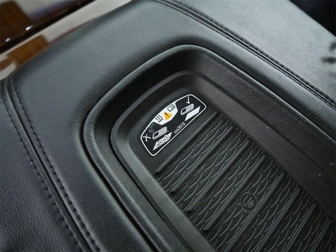 Used 2018 Cadillac Escalade ESV Luxury image 21