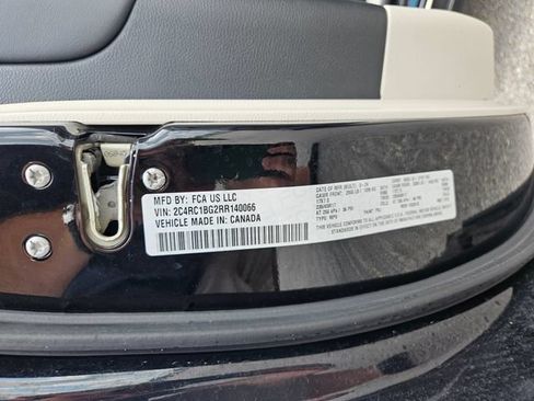 Used 2024 Chrysler Pacifica Touring-L FWD image 31