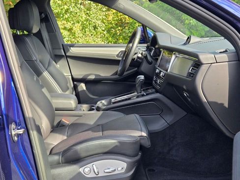 Used 2025 Porsche Macan image 36