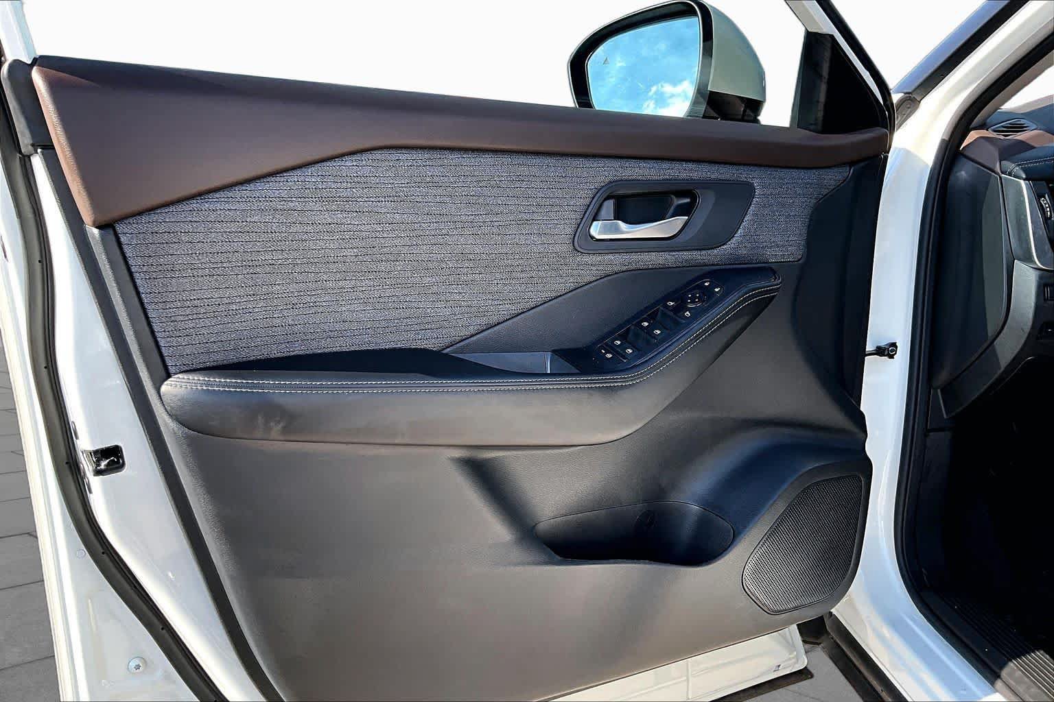 Used 2023 Nissan Rogue SV FWD image 22