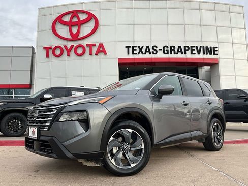 Used 2025 Nissan Rogue SV image 2