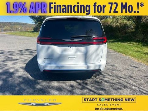 New 2026 Chrysler Pacifica Select image 5