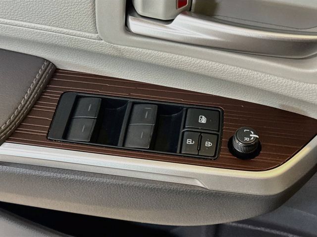 Used 2023 Toyota Sienna XLE w/ XLE Plus Package FWD image 18