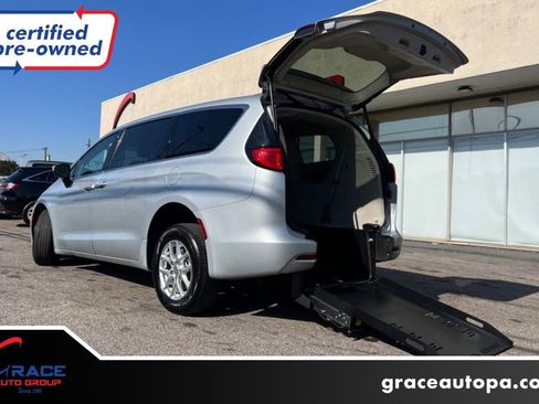 Used 2023 Chrysler Voyager LX image 1