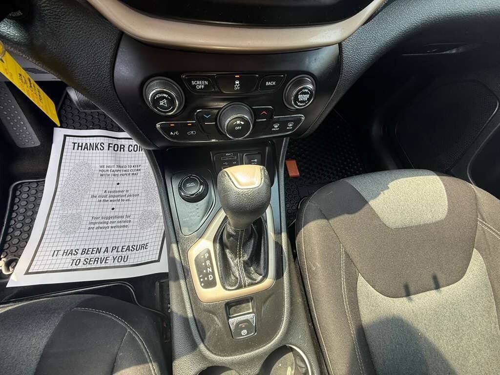 Used 2014 Jeep Cherokee Latitude w/ Cold Weather Group AWD/4WD image 19