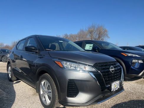 Used 2025 Nissan Kicks Play S image 3