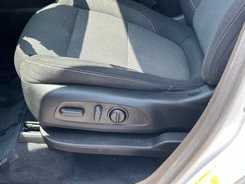 Used 2023 Chevrolet Traverse LT FWD image 17