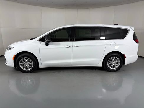 New 2026 Chrysler Pacifica Select FWD image 5