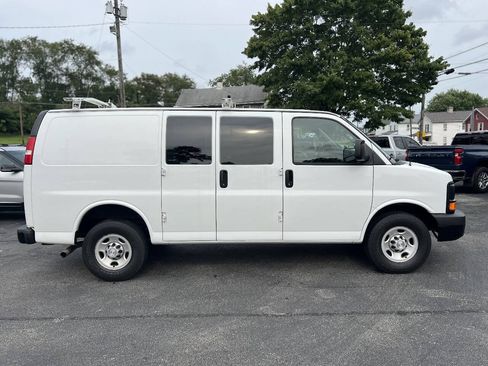 Used 2016 Chevrolet Express 2500 RWD image 4