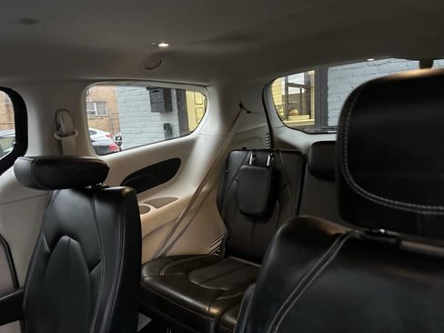 Used 2020 Chrysler Voyager Lxi image 24