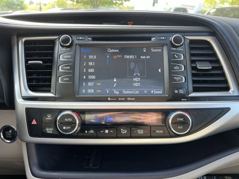 Used 2018 Toyota Highlander XLE AWD/4WD image 15