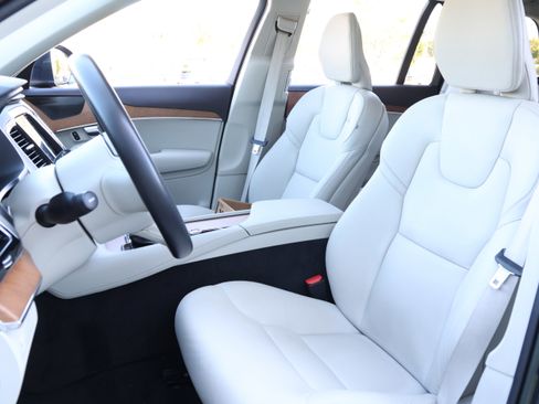 Used 2022 Volvo XC90 T6 Momentum w/ Advanced Package image 32