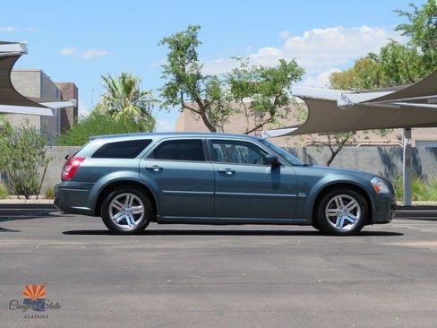 Used 2005 Dodge Magnum R/T w/ Convenience Group II RWD image 2