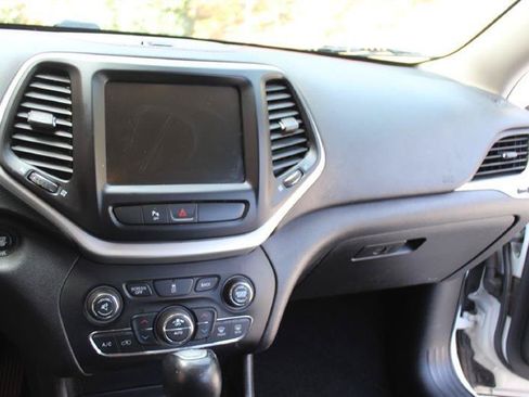 Used 2018 Jeep Cherokee Trailhawk AWD/4WD image 18