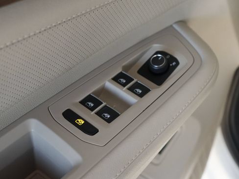 Certified 2026 Volkswagen Atlas SE FWD image 19