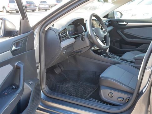 Certified 2025 Volkswagen Jetta SE image 12