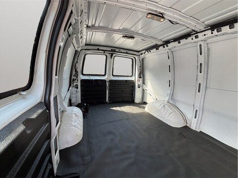 Used 2017 Chevrolet Express 2500 RWD image 28