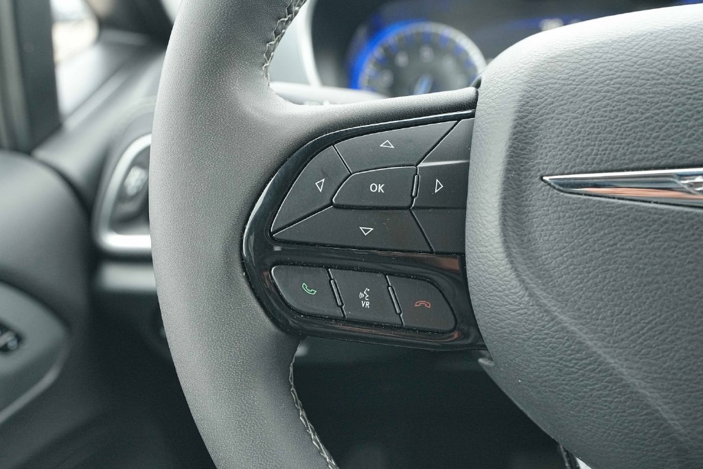 Used 2025 Chrysler Pacifica Limited FWD image 34