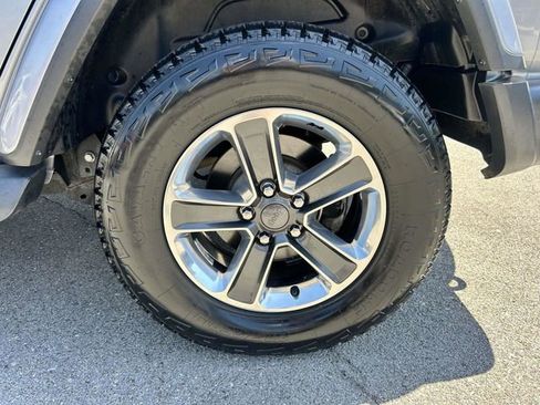 Used 2018 Jeep Wrangler Unlimited Sahara w/ Dual Top Group AWD/4WD image 8