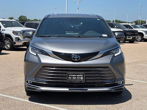 Used 2026 Toyota Sienna Limited FWD image 3