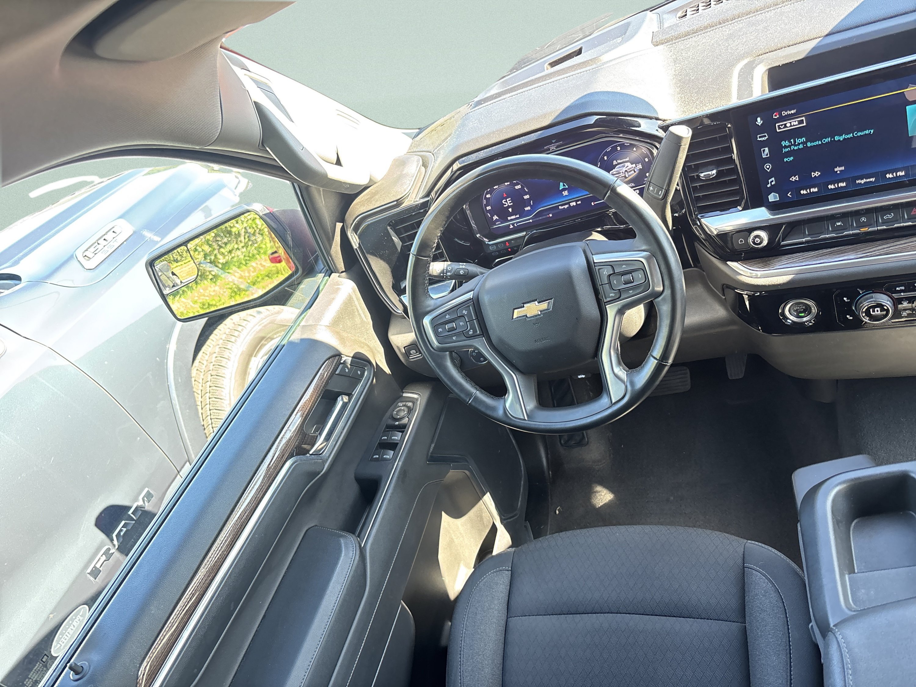 Used 2024 Chevrolet Silverado 1500 LT AWD/4WD image 25