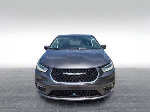 Used 2023 Chrysler Pacifica Touring-L FWD image 2