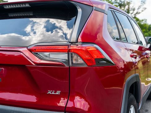 Used 2020 Toyota RAV4 XLE w/ Convenience Package FWD image 15