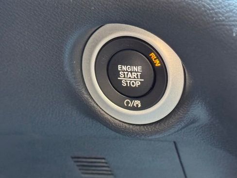 Used 2025 Chrysler Voyager LX image 17