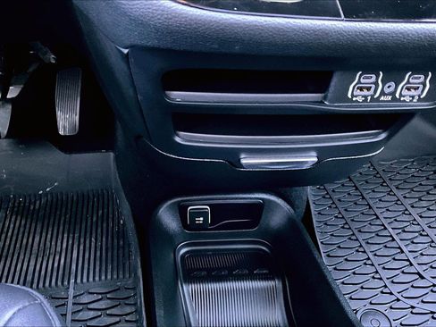 Used 2025 Chrysler Pacifica Select image 15