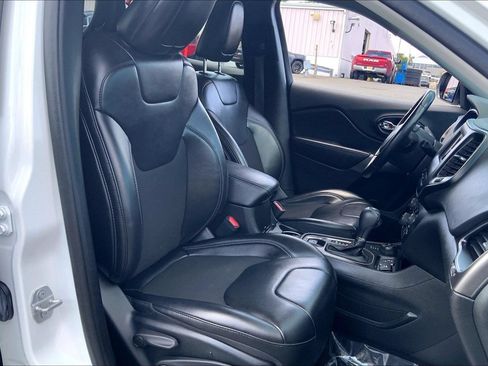 Used 2019 Jeep Cherokee Latitude Plus AWD/4WD image 7