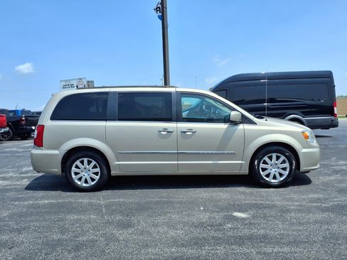 Used 2016 Chrysler Town & Country Touring w/ Driver Convenience Group FWD image 4