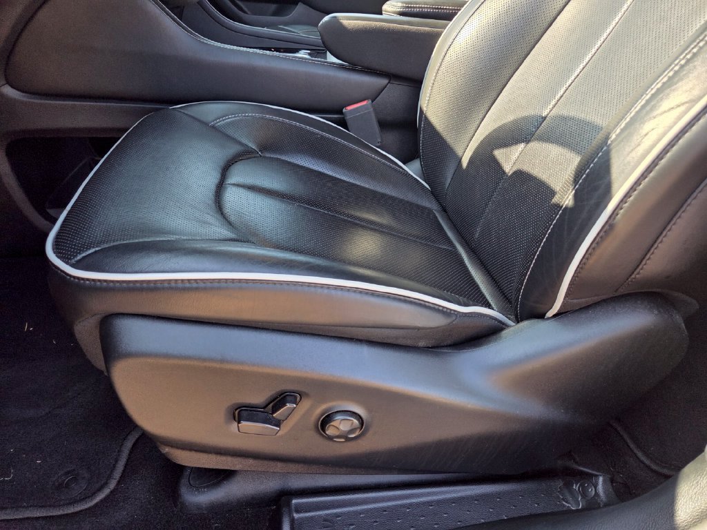 Used 2025 Chrysler Pacifica Limited FWD image 10