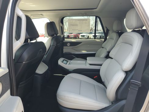 New 2026 Lincoln Navigator Reserve AWD/4WD image 26
