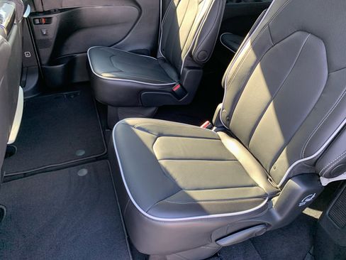 New 2026 Chrysler Pacifica Limited w/ Uconnect Theater Family Group image 10