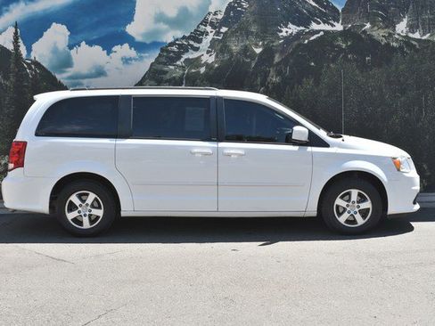 Used 2012 Dodge Grand Caravan SXT FWD image 2