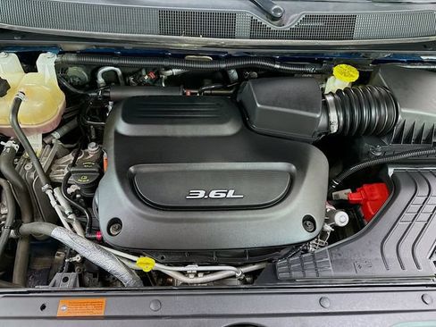 Used 2018 Chrysler Pacifica Touring Plus w/ Tire & Wheel Group FWD image 30