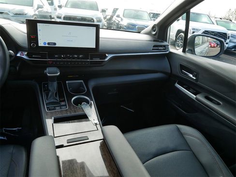 Used 2025 Toyota Sienna Platinum image 15