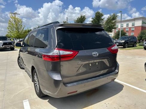 Used 2019 Toyota Sienna XLE w/ XLE Navigation Package FWD image 6