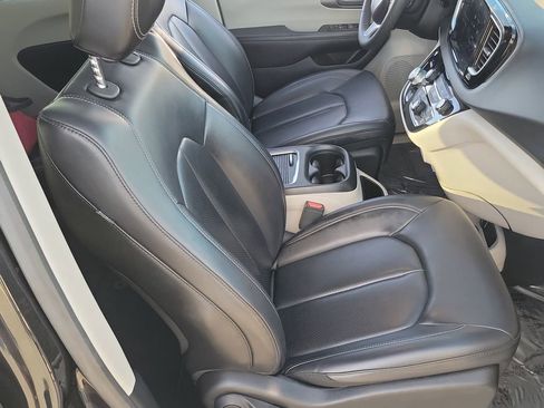 Used 2023 Chrysler Pacifica Touring-L image 15