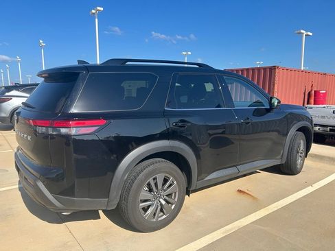 Used 2025 Nissan Pathfinder SV FWD image 5