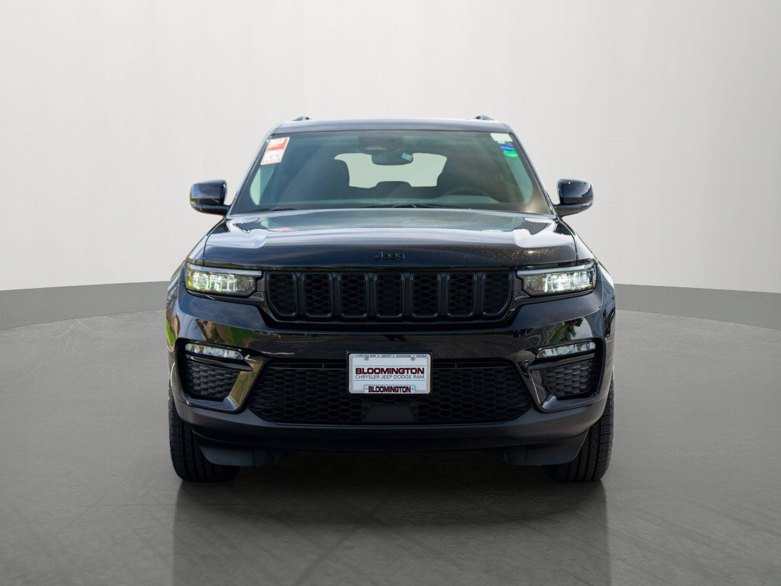 Used 2023 Jeep Grand Cherokee Limited w/ Black Appearance Package AWD/4WD image 2