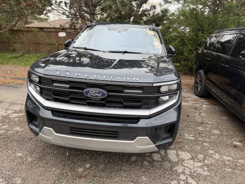 Used 2025 Ford Expedition Platinum w/ Driver's Package image 3