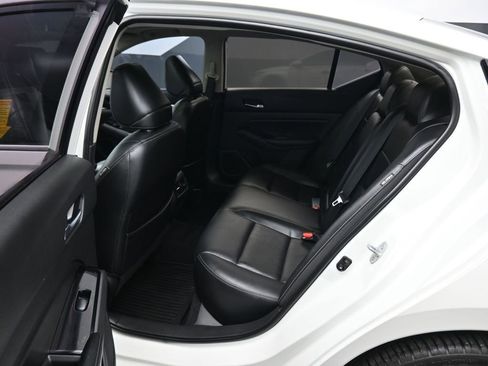 Used 2020 Nissan Altima 2.0 Platinum FWD image 32