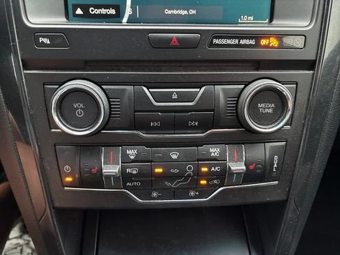 Used 2018 Ford Explorer XLT w/ Equipment Group 202A AWD/4WD image 16