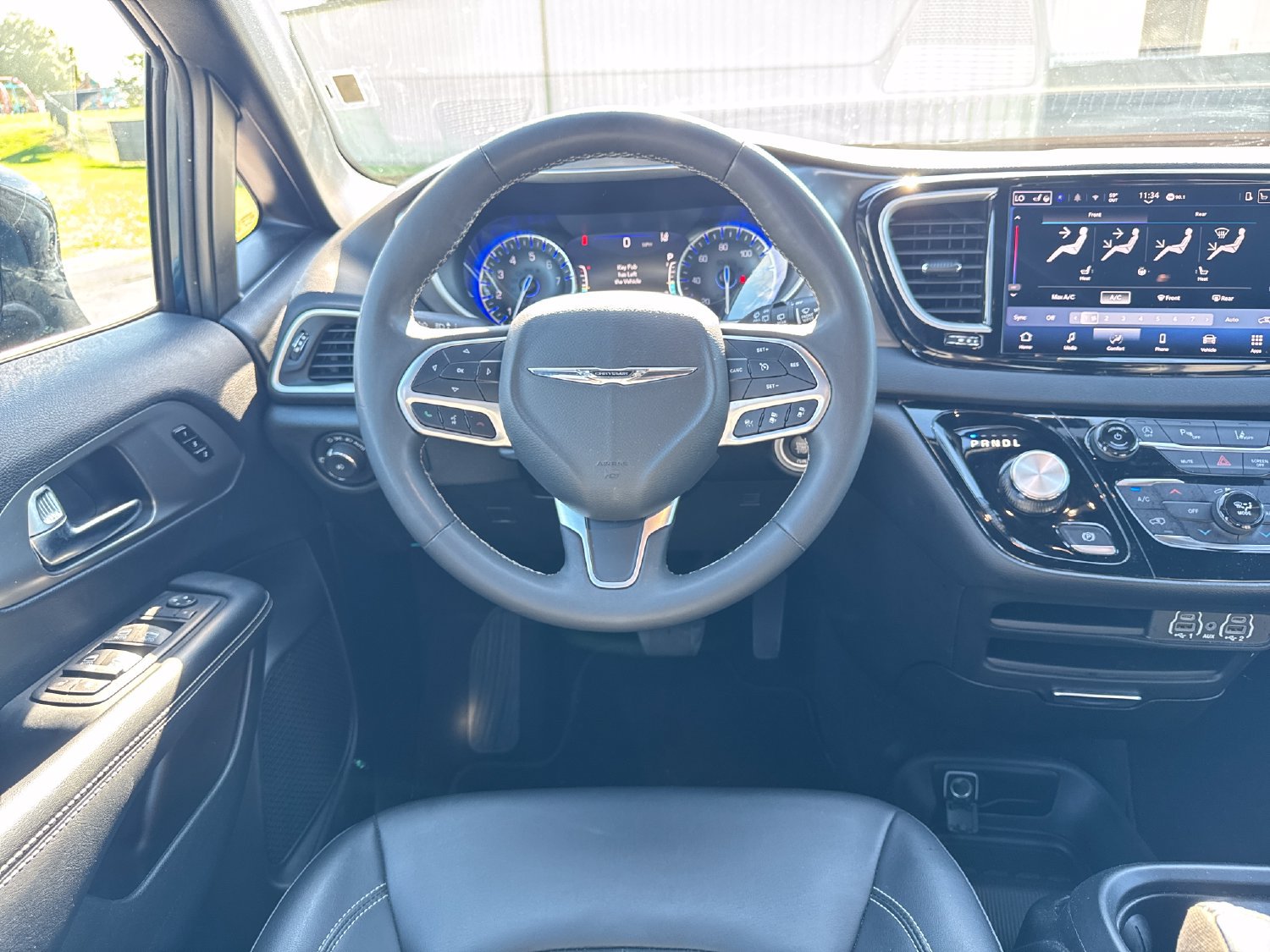 Used 2025 Chrysler Pacifica Select FWD image 13