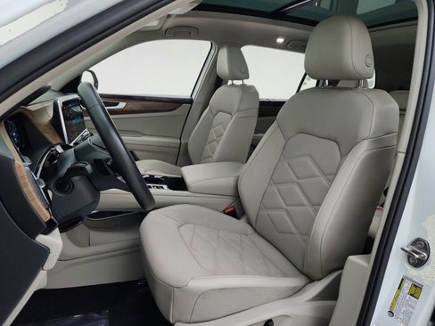 Used 2024 Volkswagen Atlas SE w/ Panoramic Sunroof Package FWD image 17