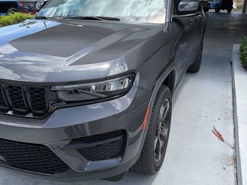 Used 2023 Jeep Grand Cherokee Altitude AWD/4WD image 3