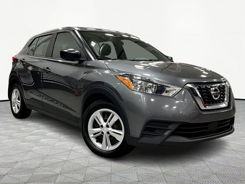 Used 2020 Nissan Kicks S image 3