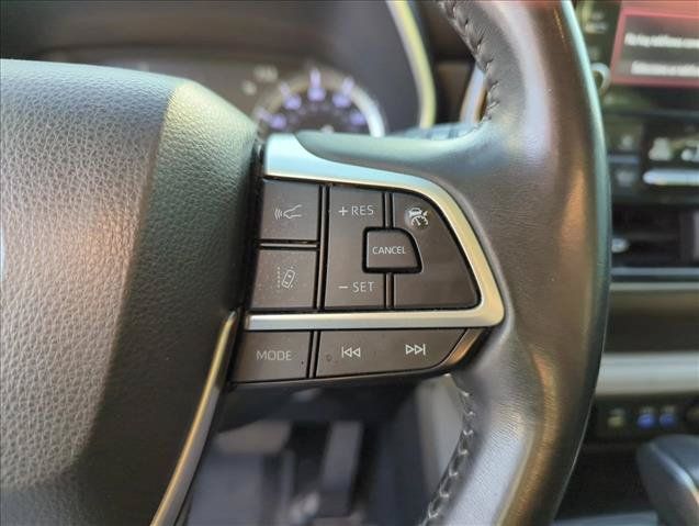 Used 2022 Toyota Highlander XLE AWD/4WD image 18