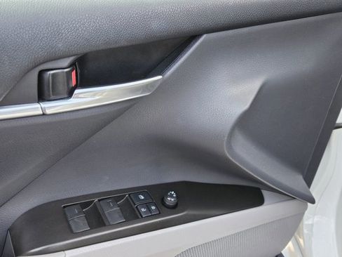 Used 2022 Toyota Camry SE image 7